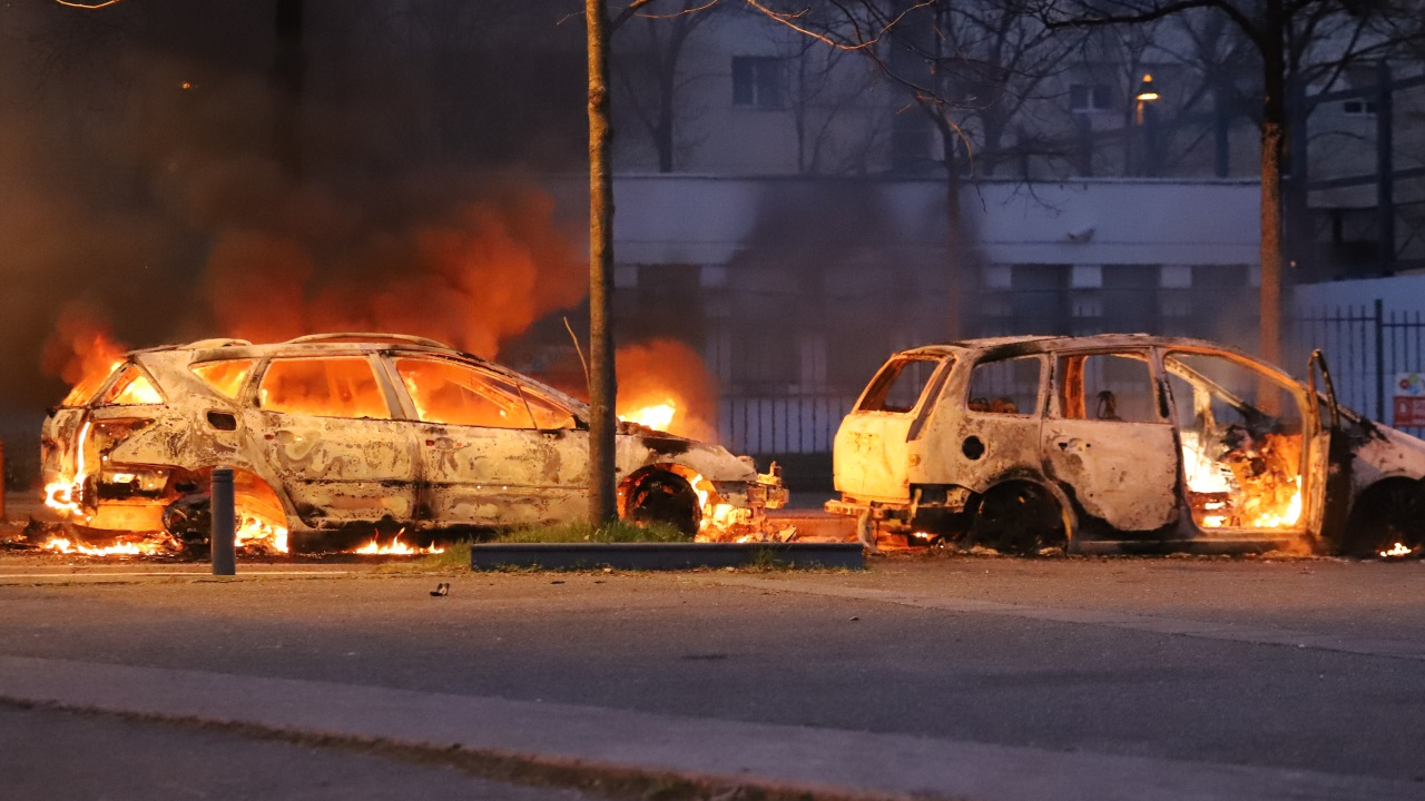 Nuit de la Saint-Sylvestre à Lyon et dans le Rhône : des voitures incendiées et 15 arrestations