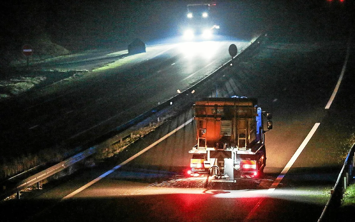 Neige et verglas dans le Finistère : le Département déploie ses équipes et ses saleuses
