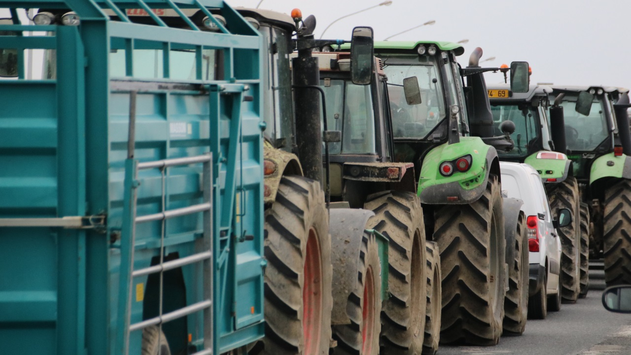 Des agriculteurs bloquent l’A450 au sud de Lyon avec 22 tracteurs lors d’une manifestation
