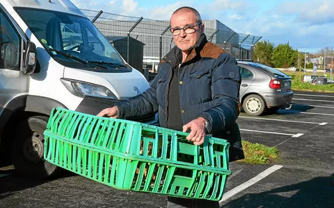Ce mercredi, Gilles repart avec deux poules pour compléter son poulailler où il y en a déjà quatre.