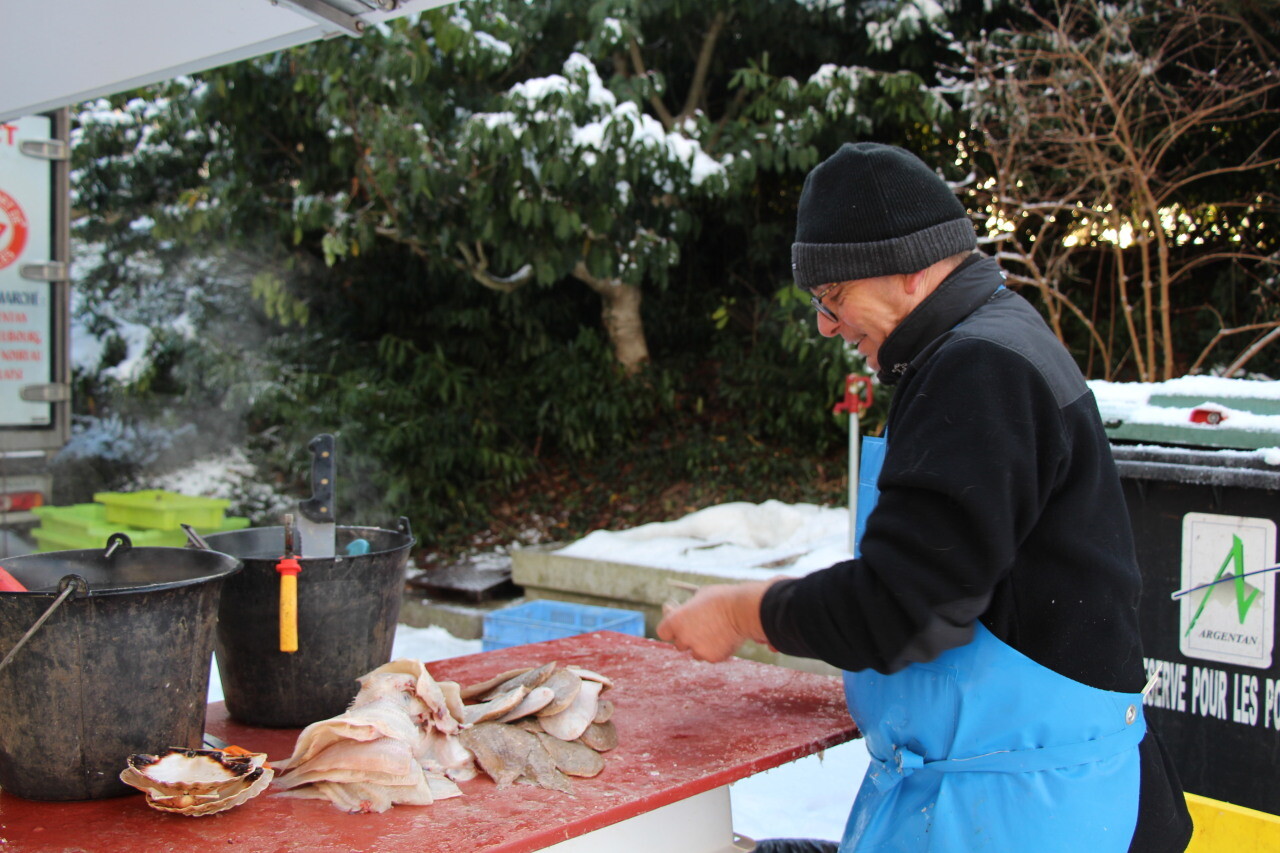À Argentan, des commerçants maintiennent leur présence au marché malgré la neige et le verglas