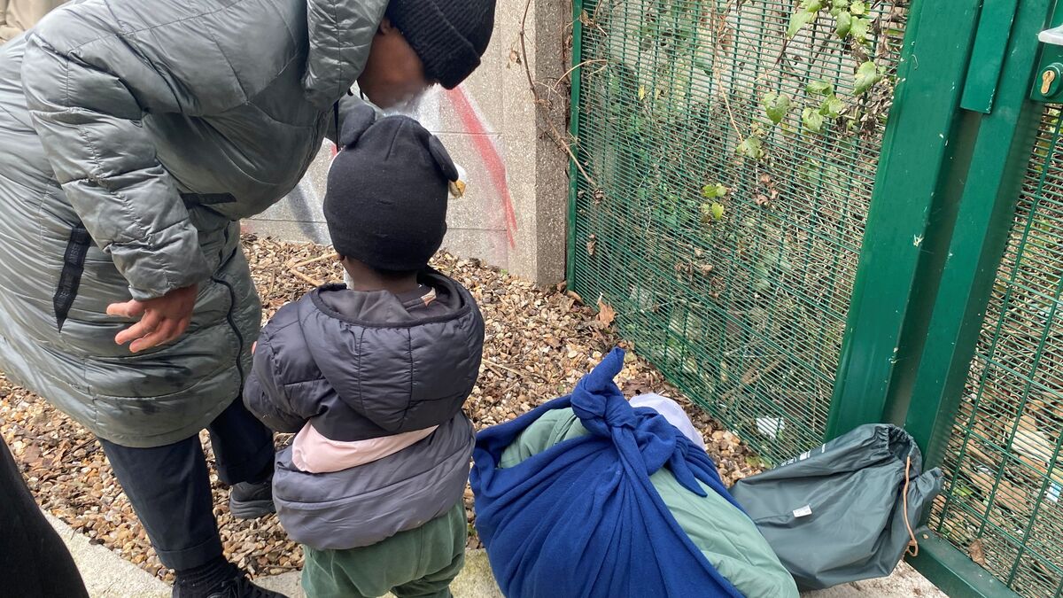 À 5 ans, Fallou vit sans abri à Paris et souffre du froid faute de gants