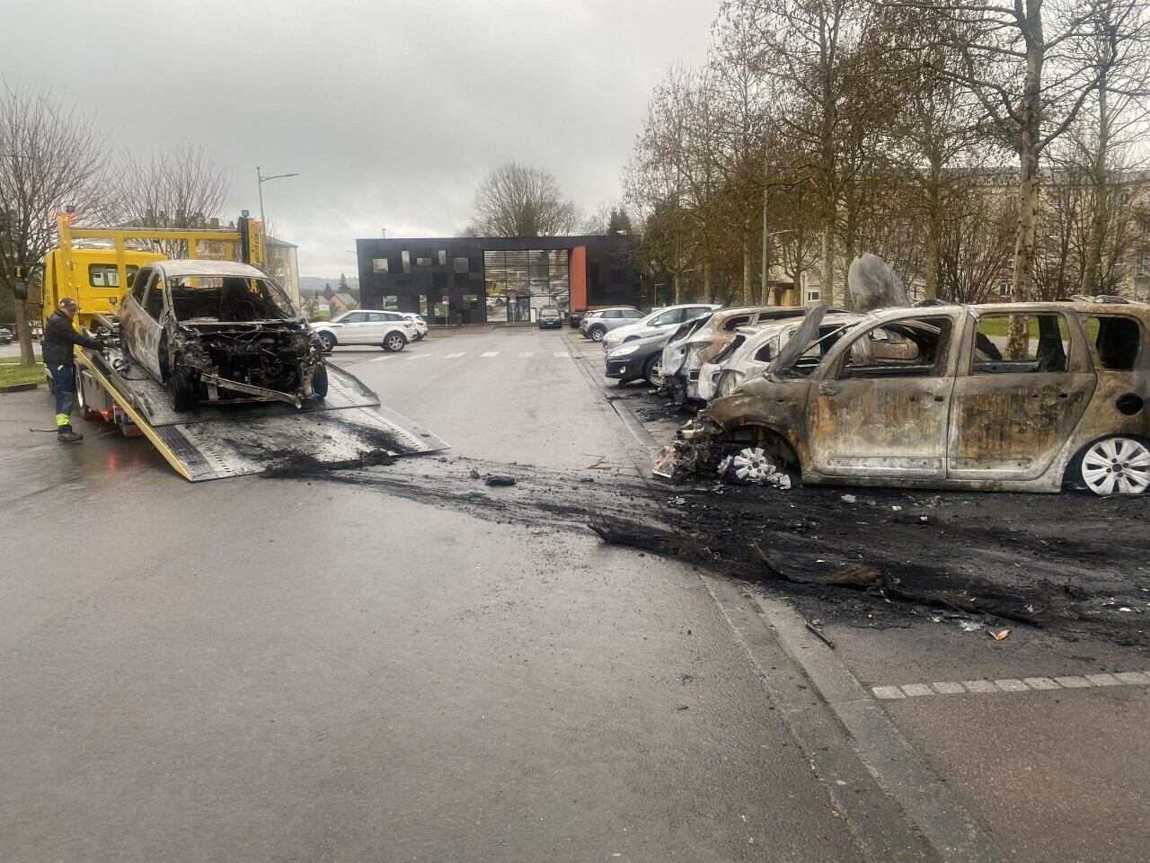 Plusieurs voitures incendiées dans la nuit à Flers, une enquête ouverte
