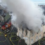 Incendie violent dans un immeuble : une rue entière suffoque sous la fumée