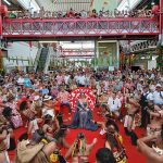 Le marché de Papeete était bondé ce vendredi pour le bain de foule de Hinaupoko Devèze accueillie par le groupe marquisien Kaipeka. crédit photo SD