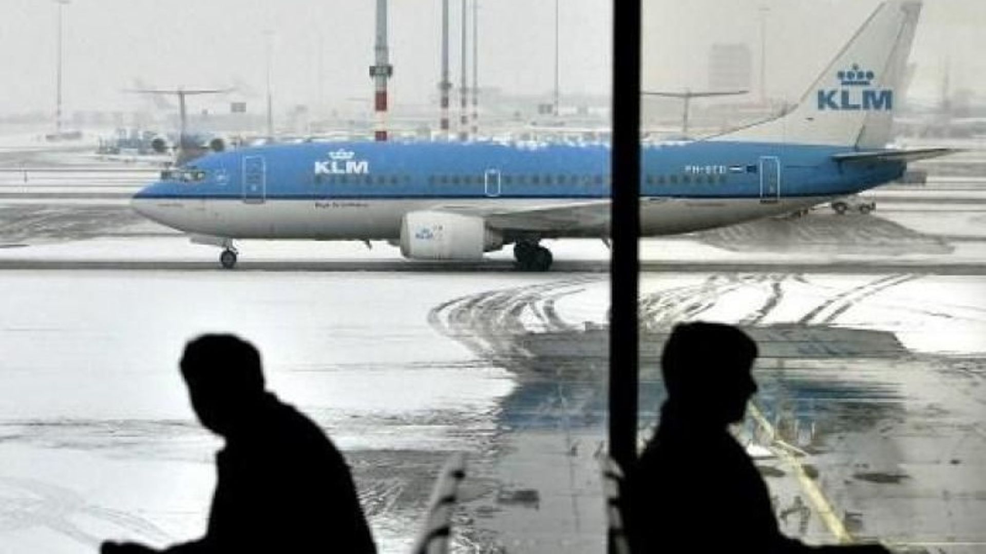 Plus de 1000 personnes bloquées une nuit à l’aéroport de Schiphol aux Pays-Bas à cause des intempéries