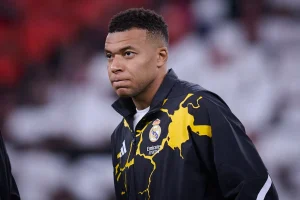 Chèques de Kylian Mbappé : un commandant CRS sanctionné par sa hiérarchie, soutenu par la FFF