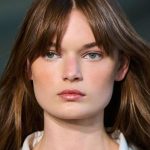 Placement stratégique du blush : neutralisez les cernes et redressez le regard