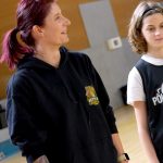 Aude MEYER-CARBUCCIA propose une séance de rugby à 7 en fauteuil pour les jeunes athlètes.