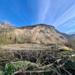 Sur le versant du coteau d’Artets, on distingue très clairement la portion de montagne qui s'est effondrée. DR