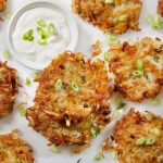 Rösti au cheddar et crème fraîche au citron : une recette à découvrir sur Elle à Table