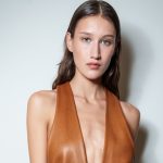 Une astuce avec du fard à paupières pour augmenter le volume des lèvres - Elle