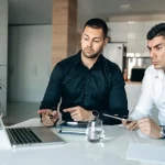 Deux managers devant un ordinateur