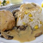 Coq au vin blanc : poulet, riz et champignons savoureux