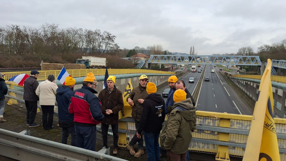 Essonne : les agriculteurs de la Coordination rurale bloquent l’échangeur d'Arpajon cette nuit.
