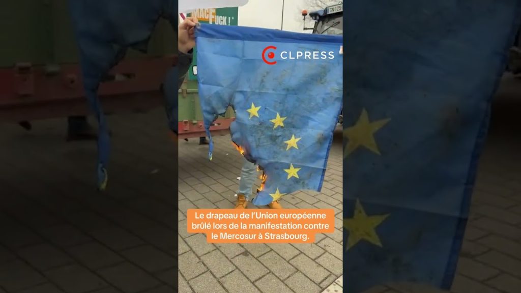 Des agriculteurs en colère brûlent le drapeau européen à Strasbourg