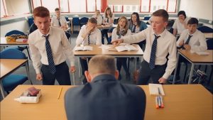 Des élèves harcèlent le nouveau prof, ignorant sa force