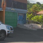 Nouveaux Abris-bus d'Outumaoro, jugés « dangereux » : une partie des habitants préfère attendre sur le parking d'à côté