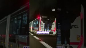 Deux jeunes se suspendent à l'arrière d'un bus sur la M6