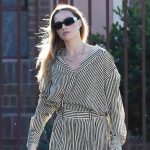 Margot Robbie adopte le look casual-chic en ensemble à rayures à copier
