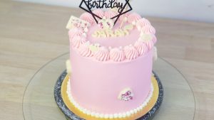 Gâteau étagé girly : Chantilly mascarpone et curd fraises.