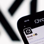 Grok génère des images dénudées de femmes sans consentement sur X, un acte illégal