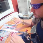 Sébastien dans son atelier prépare les fèves avec minutie