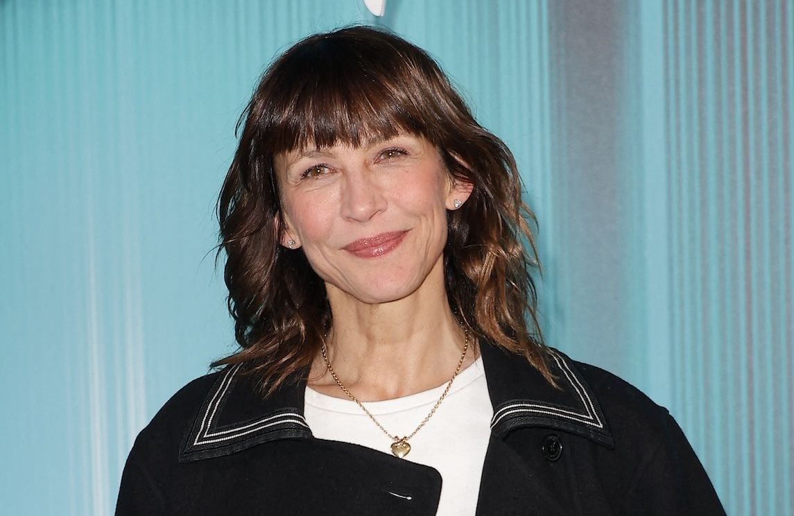 Sophie Marceau remet la veste à col marin au cœur de la mode française contemporaine.