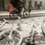 Neige et verglas : à Paris, « la mécanique est aujourd’hui bien rodée » pour le déneigement des pistes cyclables