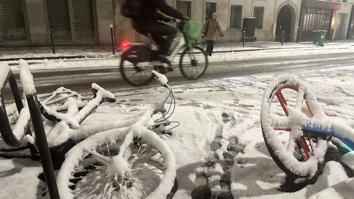 Neige et verglas : à Paris, une organisation efficace pour déneiger les pistes cyclables