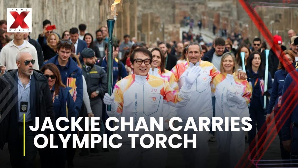 Jackie Chan porte la flamme des JO 2026 à Milan-Cortina