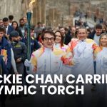 Jackie Chan porte la flamme des JO 2026 à Milan-Cortina