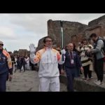 Jackie Chan porte la flamme des Jeux Olympiques