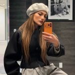 Jennifer Lopez relance le béret, accessoire emblématique des années 2000