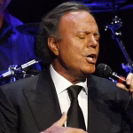 Julio Iglesias réagit aux accusations d'agressions sexuelles qui le visent