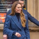 Kate Middleton présente son manteau en tartan conçu par ses soins lors de son séjour en Écosse