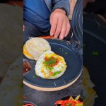 Le burger chinois que grand-père prépare pour grand-mère