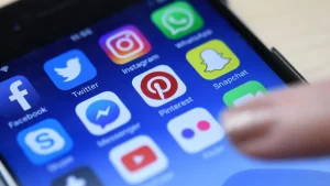 "Nous protègerons nos enfants des écrans" : l'interdiction des réseaux sociaux aux moins de 15 ans en débat au Parlement en janvier