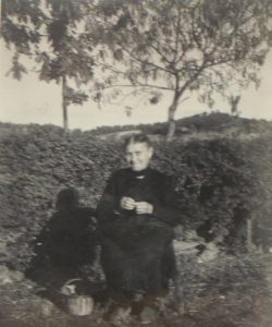 Après une vie de labeur, reste le tricot pour habiller la famille.