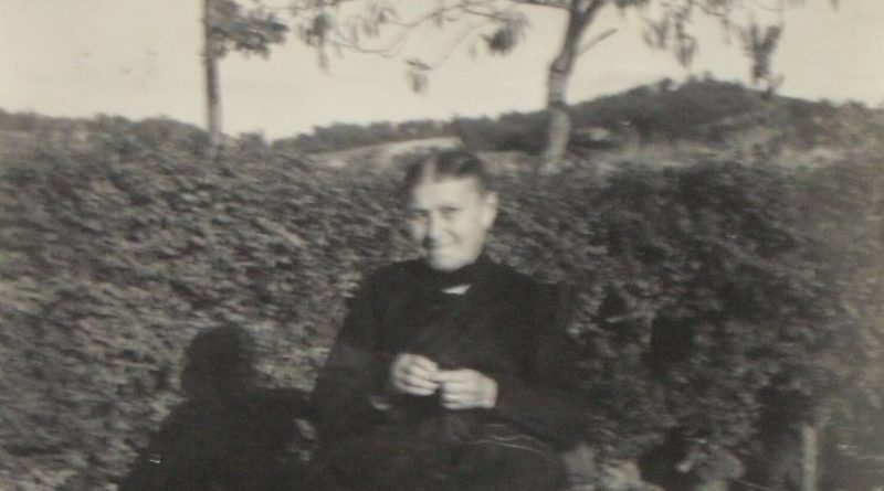 Après une vie de labeur, reste le tricot pour habiller la famille.