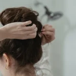 Une astuce coiffure rapide pour un look chic en seulement 2 minutes