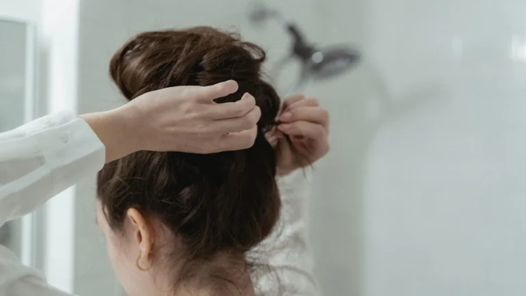 Une astuce coiffure rapide pour un look chic en seulement 2 minutes