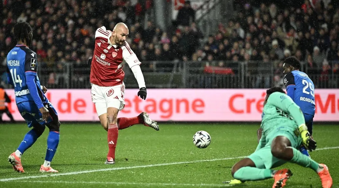 Auxerre : Ajorque marque à nouveau, Chotard s’impose au milieu – les notes des Brestois