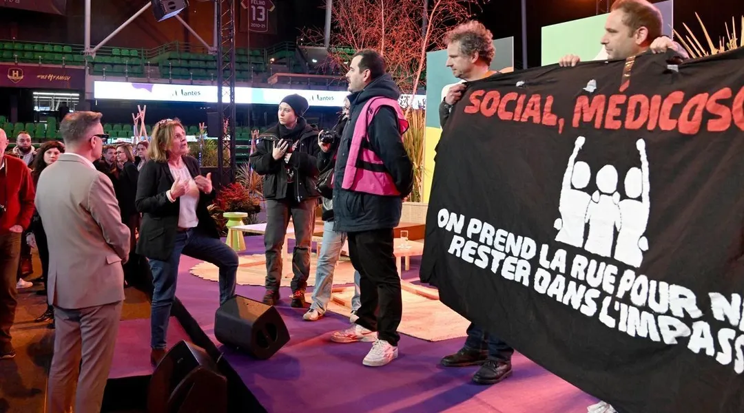 Des éducateurs de rue interpellent la maire de Nantes lors de la cérémonie des vœux