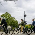 Est-il interdit de faire du vélo avec des écouteurs, oreillettes, un casque audio ou une enceinte