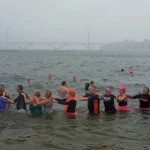 VIDÉO. Au Relecq-Kerhuon plus de 90 courageux baigneurs bravent en dansant une eau à 9 °C