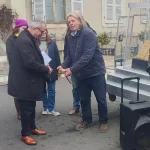 Pourquoi un faux lingot d’or a-t-il été remis par des manifestants à ce maire de