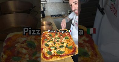Découvrez la Pizza in Teglia : Un Trésor Napolitain à Partager ! Pizza en teglia : un incontournable de Naples 🍕