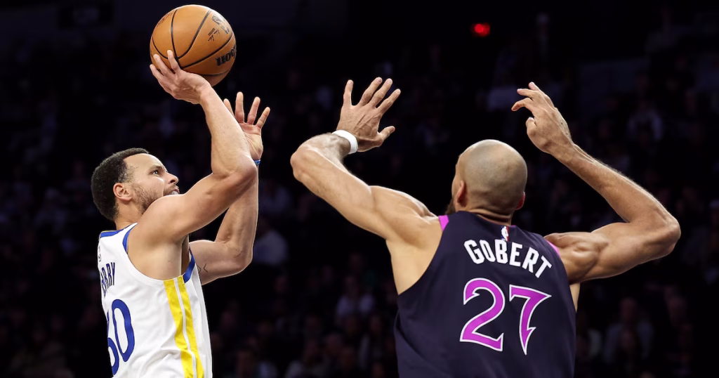 Stephen Curry inscrit son nom dans l'histoire lors d'un match émouvant à Minneapolis