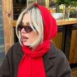 Le balaclava scarf : la nouvelle tendance pour porter son écharpe, repérée sur les réseaux sociaux
